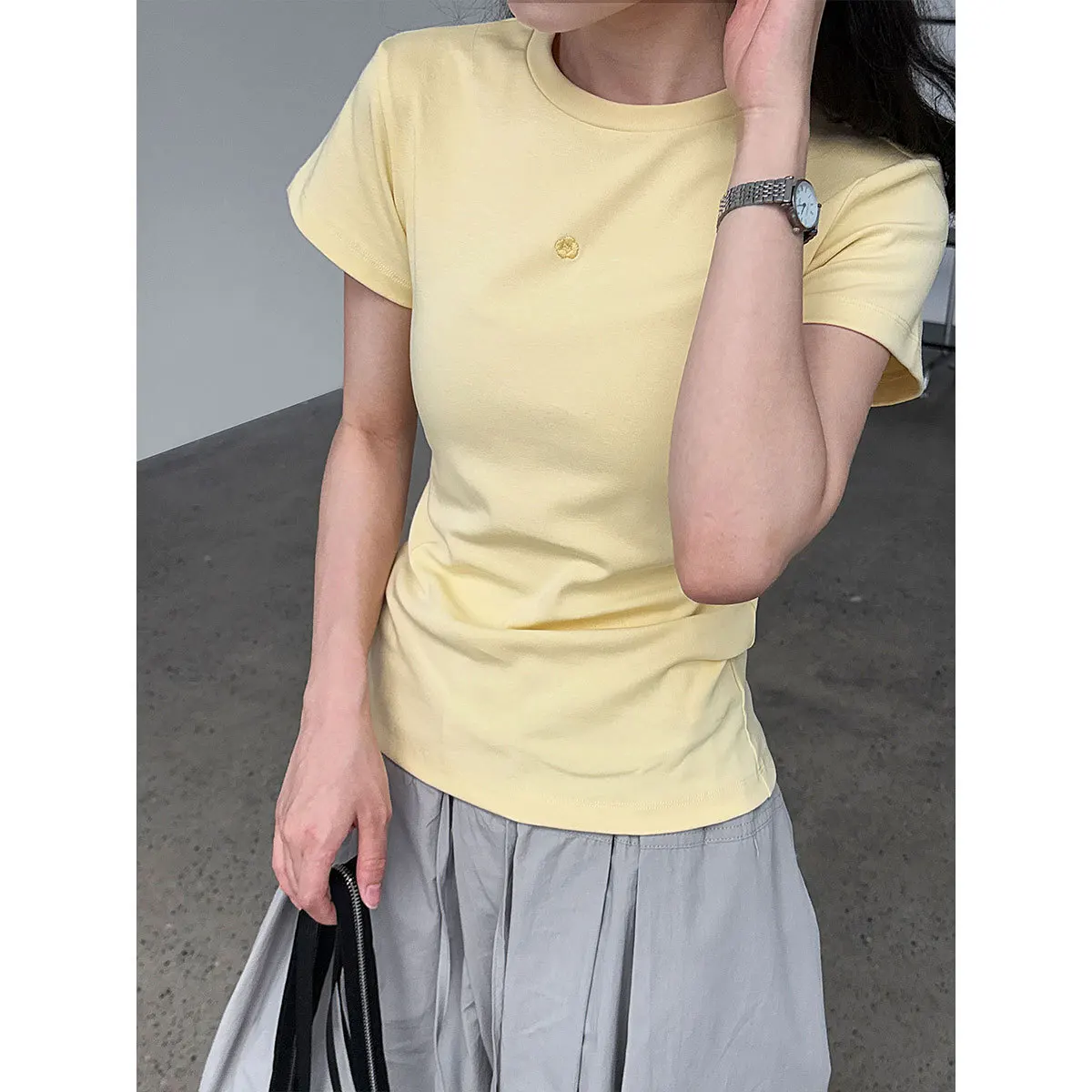 

Simple Round Neck Embroidered Flower Slim Fit Top For Women Summer Regular Shoulder T-shirt