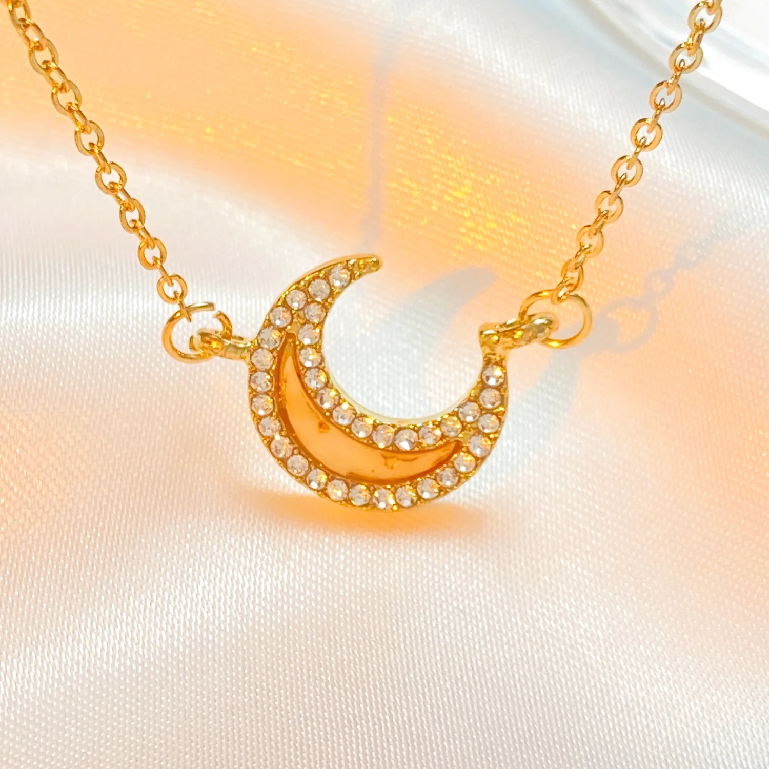 

1Pc Exquisite Moon Pendant Necklace for Women Men Elegant Colorful Moon Charm Chain DIY Jewelry Accessories Birthday Party Gift