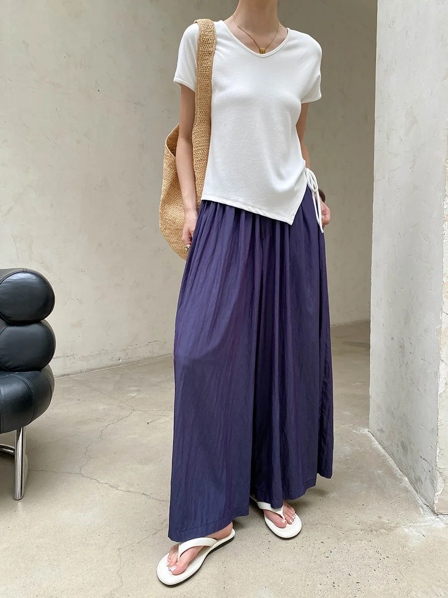 Sommerliches Damen-T-Shirt in unregelmäßiger Farbe mit unregelmäßigem Saum, Kordelzug, V-Ausschnitt und schlankmachendem Effekt, kurzärmelig. – Detail 28