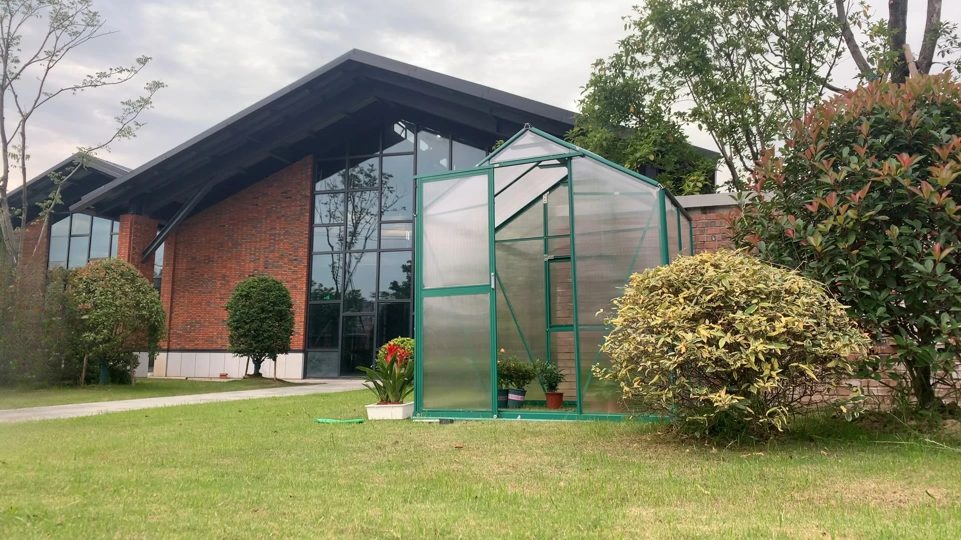 2025 الدفيئات الزراعية المتعددة المعدنية في الهواء الطلق الرش الري البيت الأخضر البلاستيك البولي كربونات الدفيئة