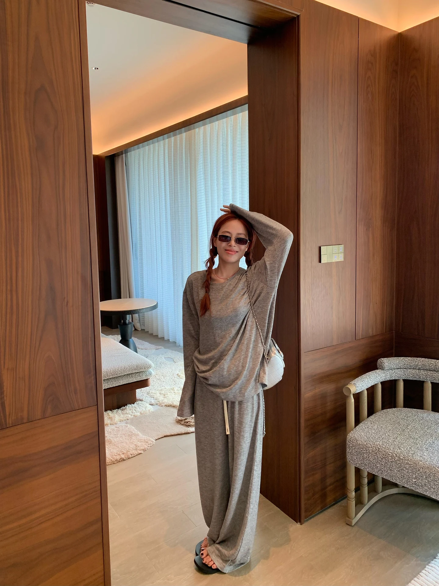 

Комплект: Вязаная футболка Deep Vs Light Lazy Grey с длинным рукавом и модные повседневные свободные брюки для женщин. Весенний сезон.