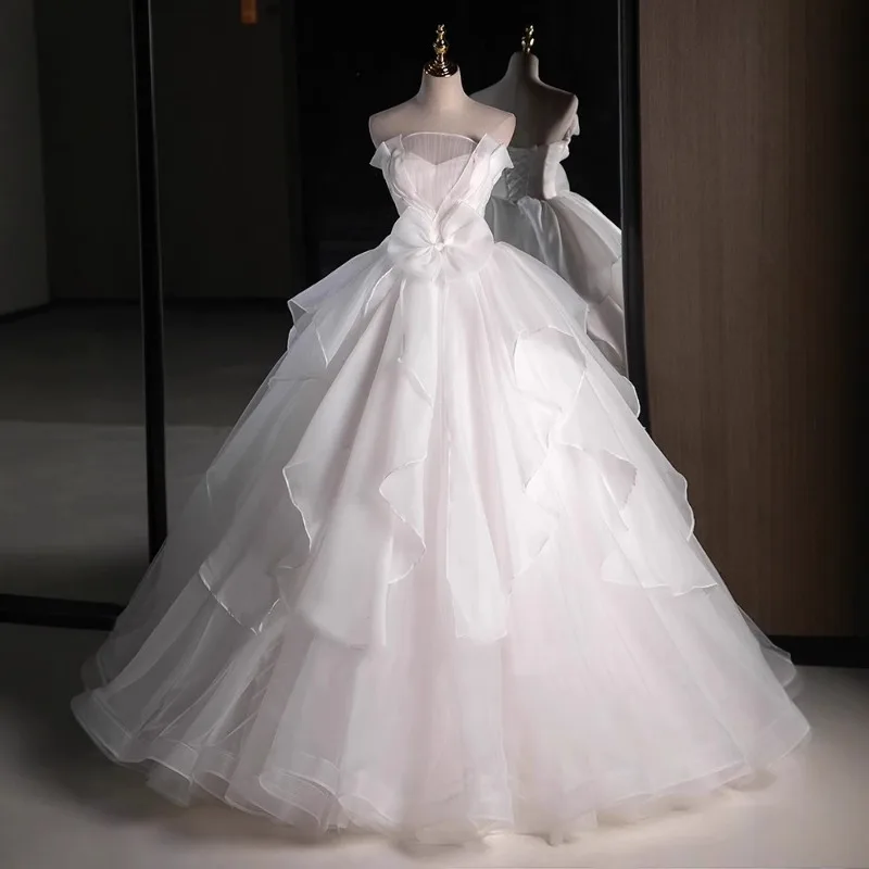 2025 여성용 새롭고 달콤한 흰색 웨딩 신부 스트랩리스 웨딩드레스 이브닝 드레스 패셔너블한 요정 연회 그랜드 디스플레이 드레스