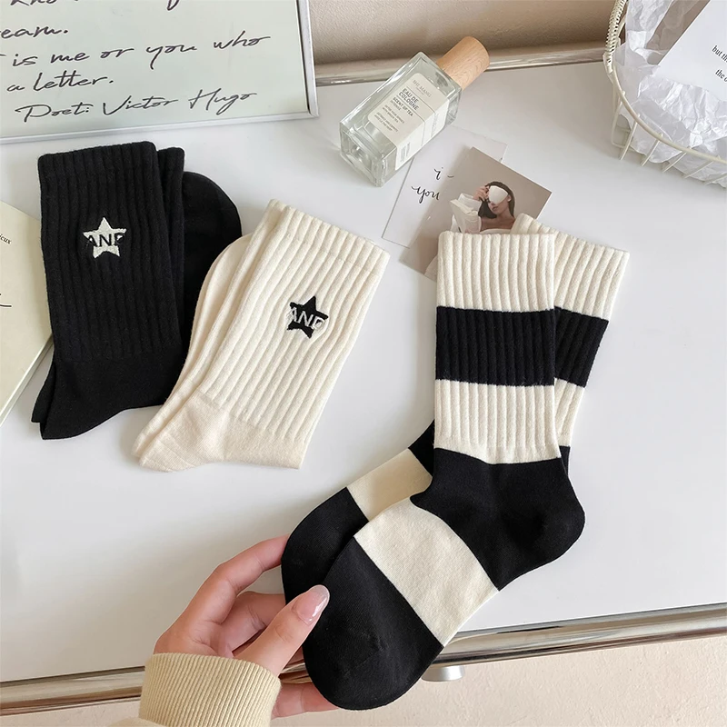 Chaussettes en coton à rayures noires et blanches pour femmes, style minimaliste, pentagramme brodé, chaussettes de sport, 1 paire