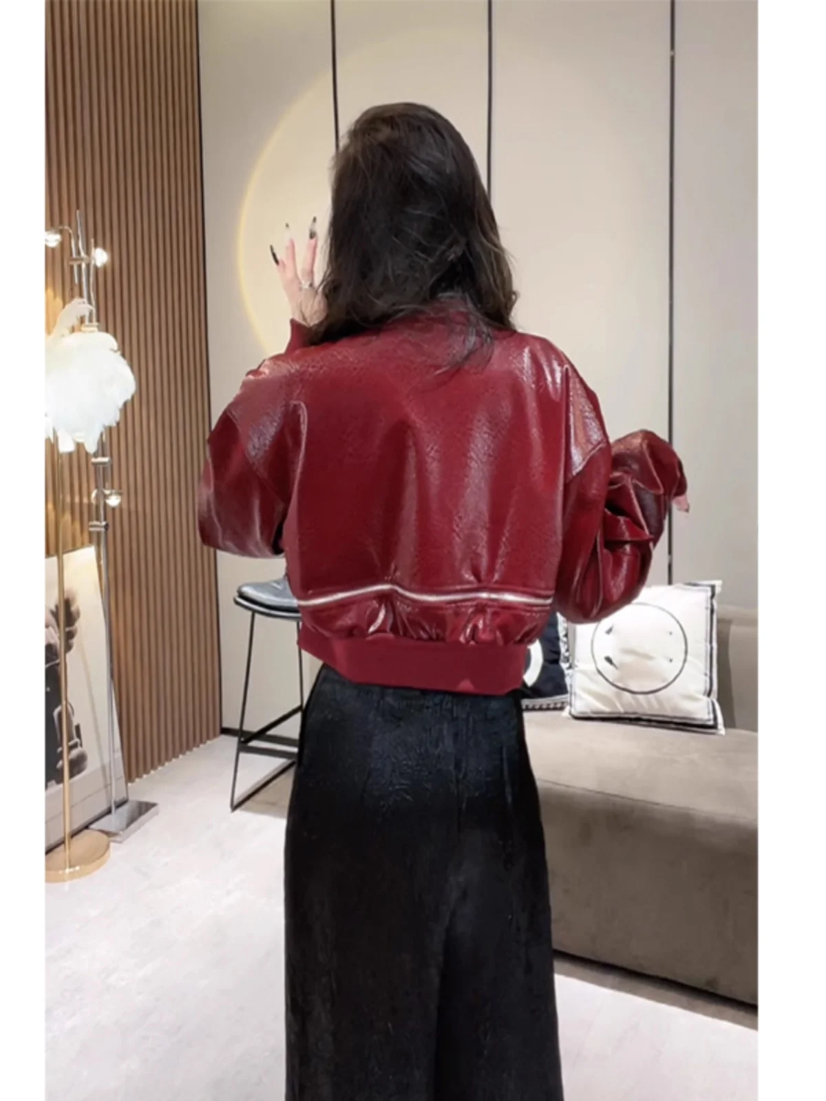 Giacca da Donna in Pelle Verniciata Rosso Vino Vintage con Cerniera Orizzontale, Nuova Collezione Primavera, Stile Baseball, Vestibilità Comoda per il Pendolarismo