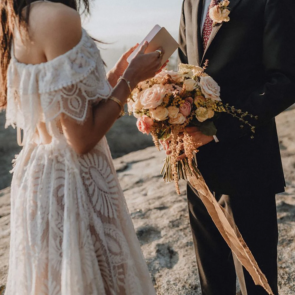 Gaun fotografi pernikahan lengan Flutter bahu terbuka kustom gaun pengantin Bohemian perca renda berlekuk leher V A Line