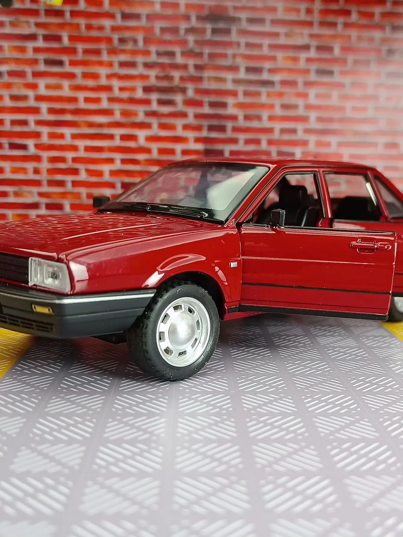 1:24 Santana aleación retro clásico coche modelo acústico-óptico coche extraíble se puede regalar como regalo de cumpleaños para amigos