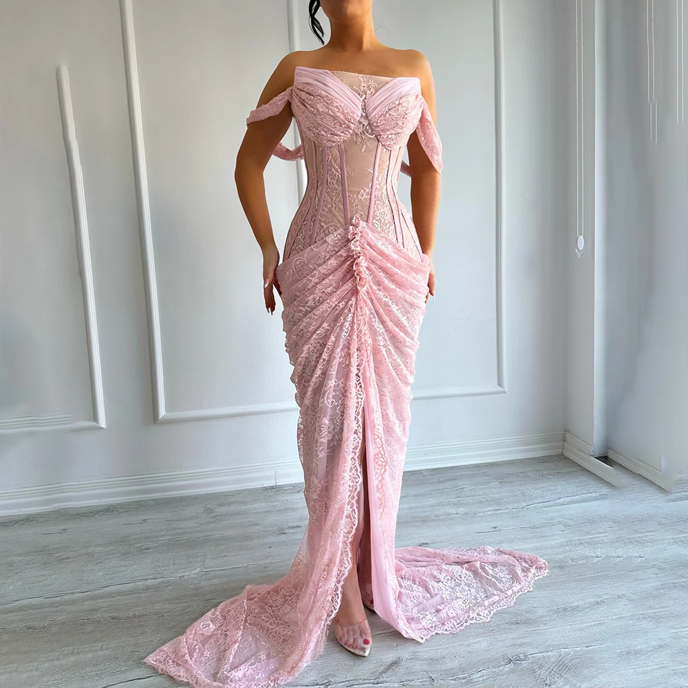 Op maat gemaakte sierlijke roze strapless geplooide kanten avondjurk schede split aan de voorkant backless Saoedi-Arabische jurk met trein