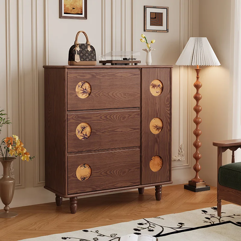 

Простой средневековый шкаф для обуви из массива дерева с интегрированным напольным хранилищем и дверцей для хранения вещей в прихожей.