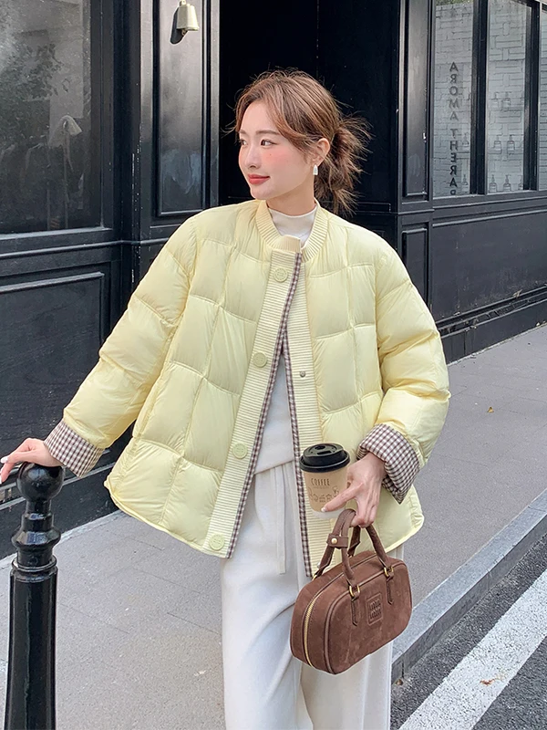 جاكيت نسائي أصفر محبوك بنقشة مربعات مع حشوة دافئة، تصميم عصري فضفاض بلون أبيض