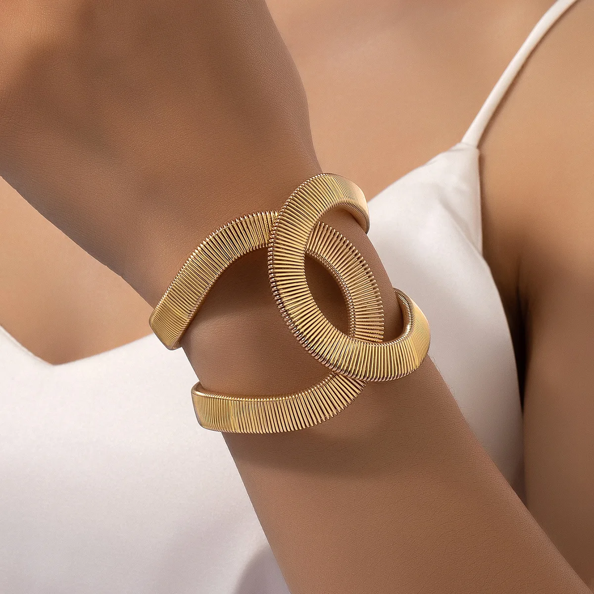 Brazaletes elásticos ajustables con diseño ahuecado, pulseras de Metal para mujer, brazaletes con dijes únicos para mujer