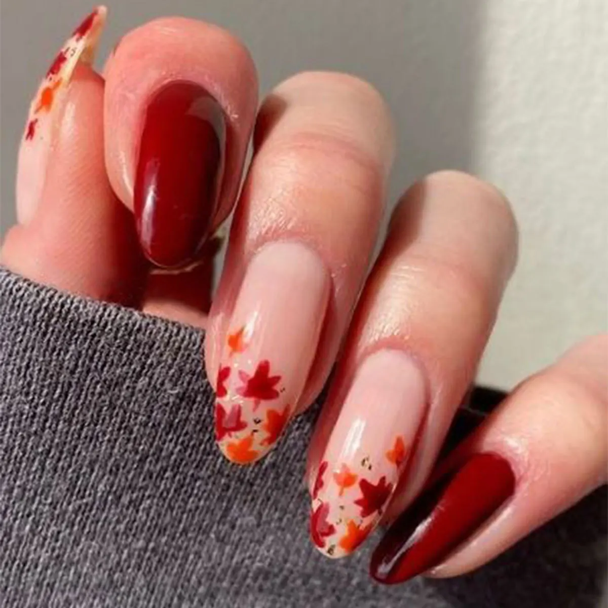 24pcs Fall Press on Nails Medium Almond Fake Nails with Maple Leaf Designs Autumn Leaves False Nail Thanksgiving Artificial Nail
