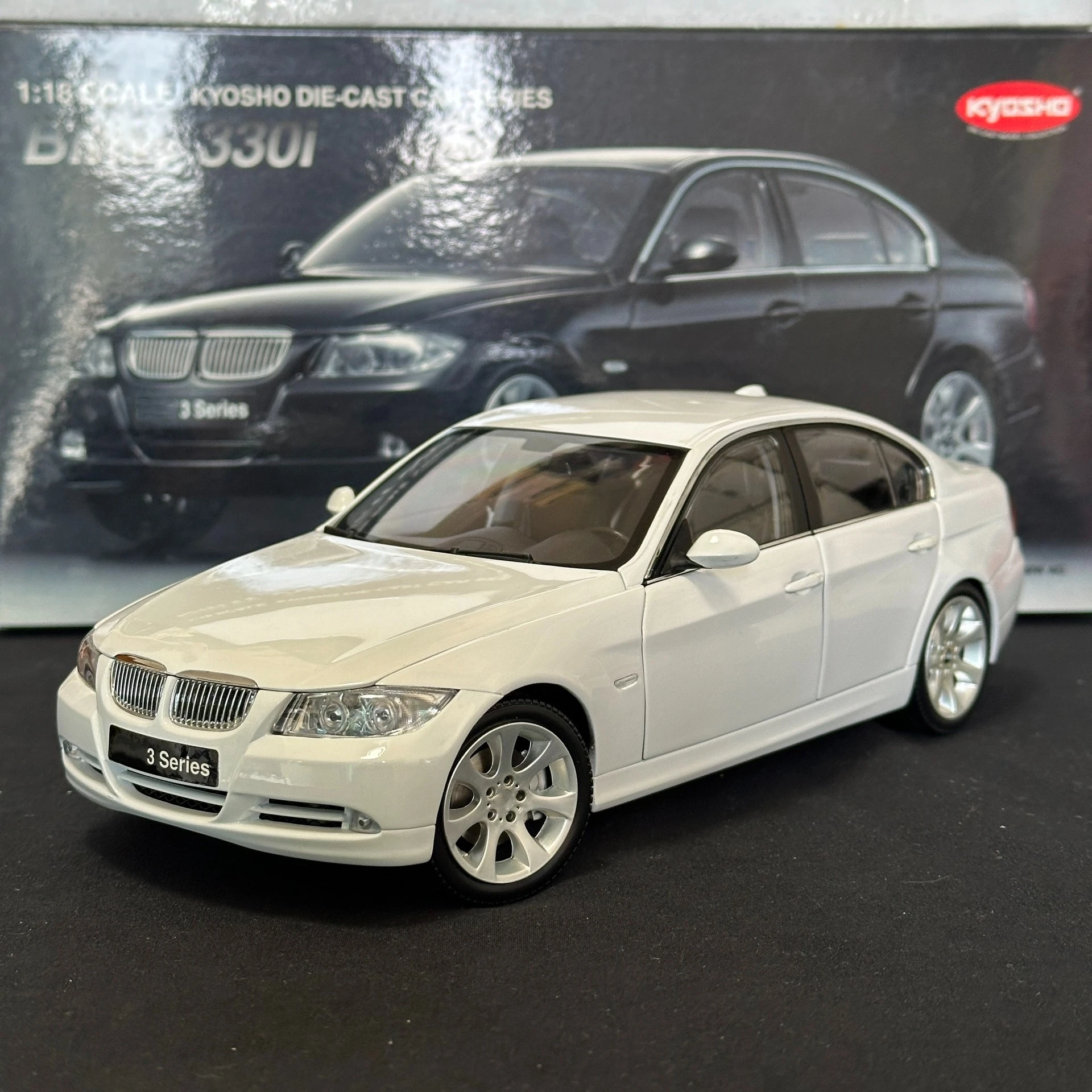 Kyosho 1:18 E90 330i 2005 Black/White Simulation Limited Edition All Open Alloy Metal Static Car Model Toy Gift