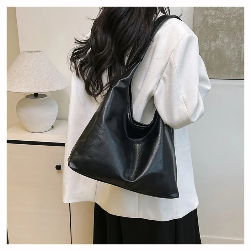 

Ladies Shoulder Bag Made Of Cobra-Print Leather Boasting Trendy Luang Prabang Spacious Soft Daily Refined Look​