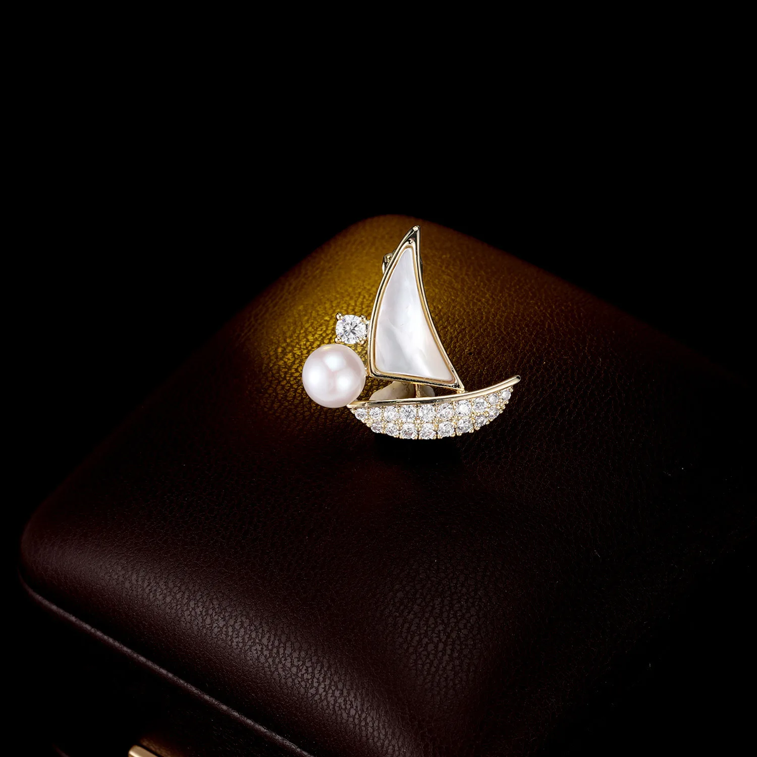 Дизайн - это большая, элегантная и натуральная брошь-парусник, спокойная и мировая, нишевый аксессуар для пиджака.