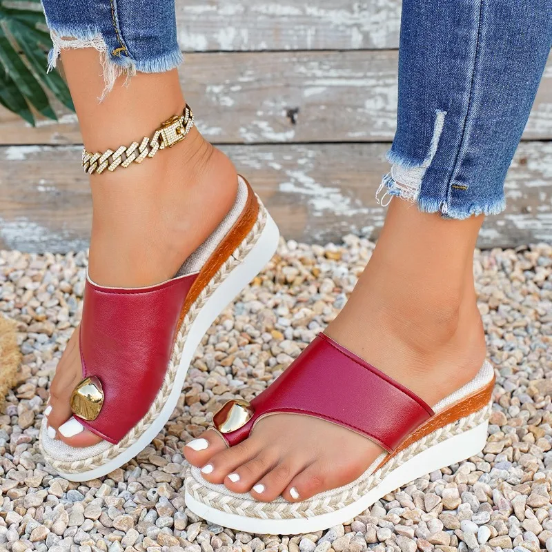 2026 Summer Solid Color Toe Thong Wedge Women's Sandals Fashion Simple Metal Decor Comfort Thick Soled Women Sandales Femmes Été