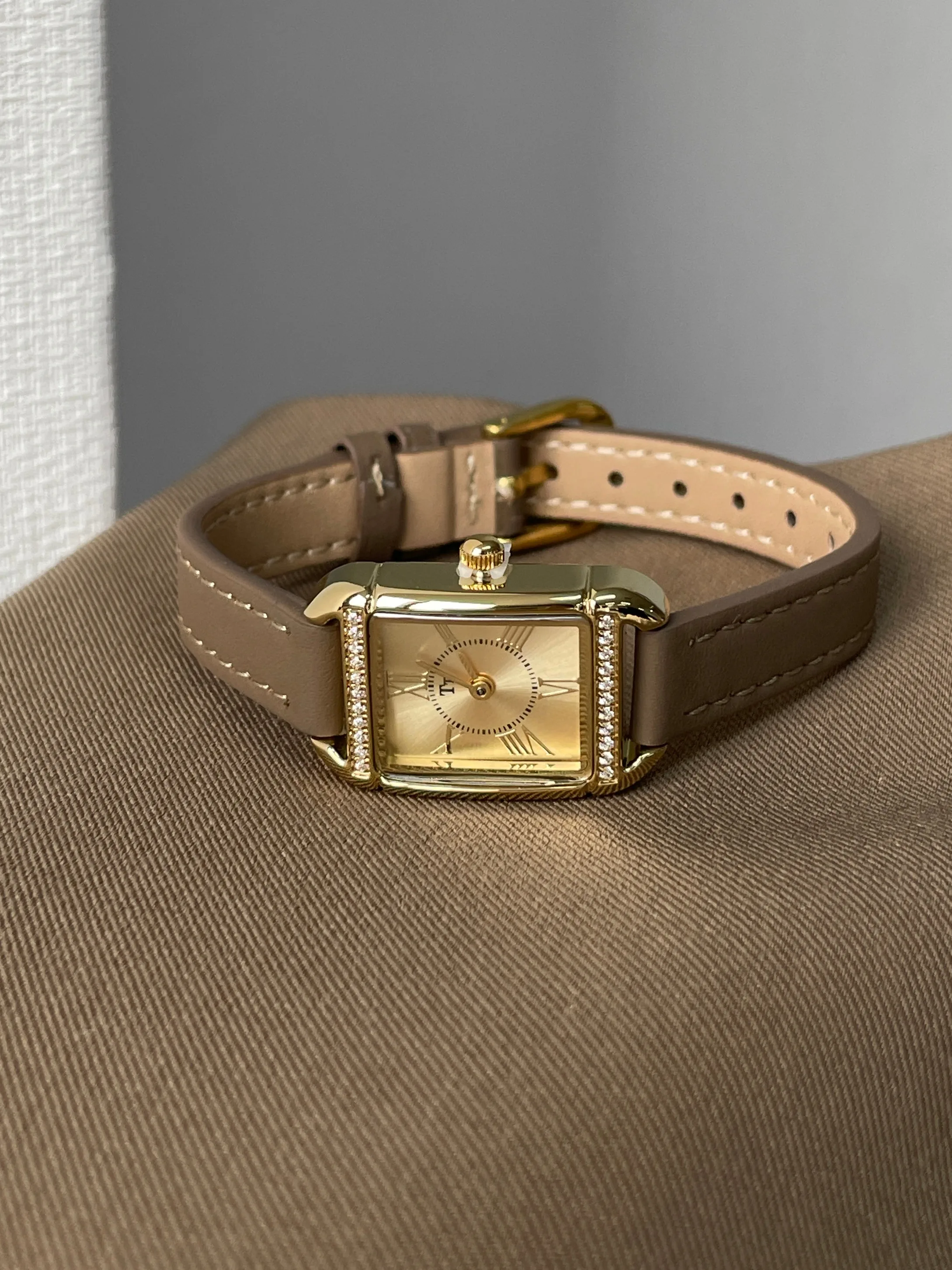 ساعة نسائية فاخرة تصميم مربع ستايل أنيق 2026 طراز جديد ساعة نسائية احترافية قيمة عالية وعصرية. #2