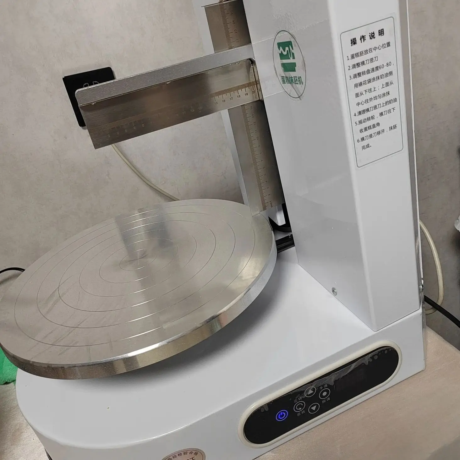 آلة تعبئة طلاء ونشر كريمة الكعك الأوتوماتيكية ، آلة توزيع زخرفة الخبز الكهربائية ، آلة التنعيم