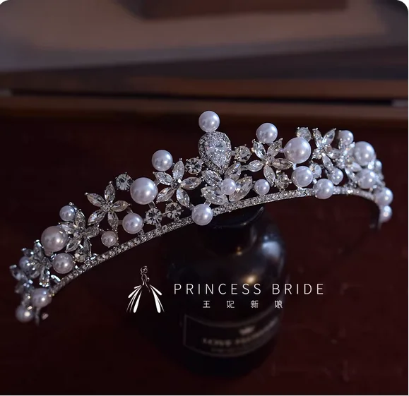 The new bride's crown has a high sense of atmosphere, and the princess's crown has a beautiful wedding dress and exquisite hair