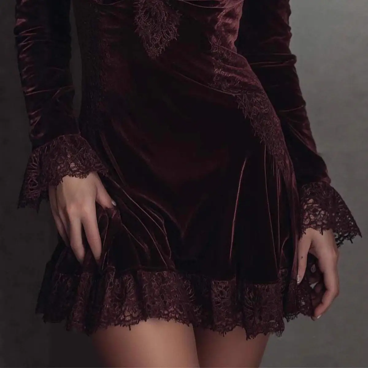 

Вельветовое платье с кружевной отделкой, женское, с завышенной талией, А-силуэт, с длинным рукавом, высоким воротником, в британском стиле, новинка 2025 года, трансграничная модель