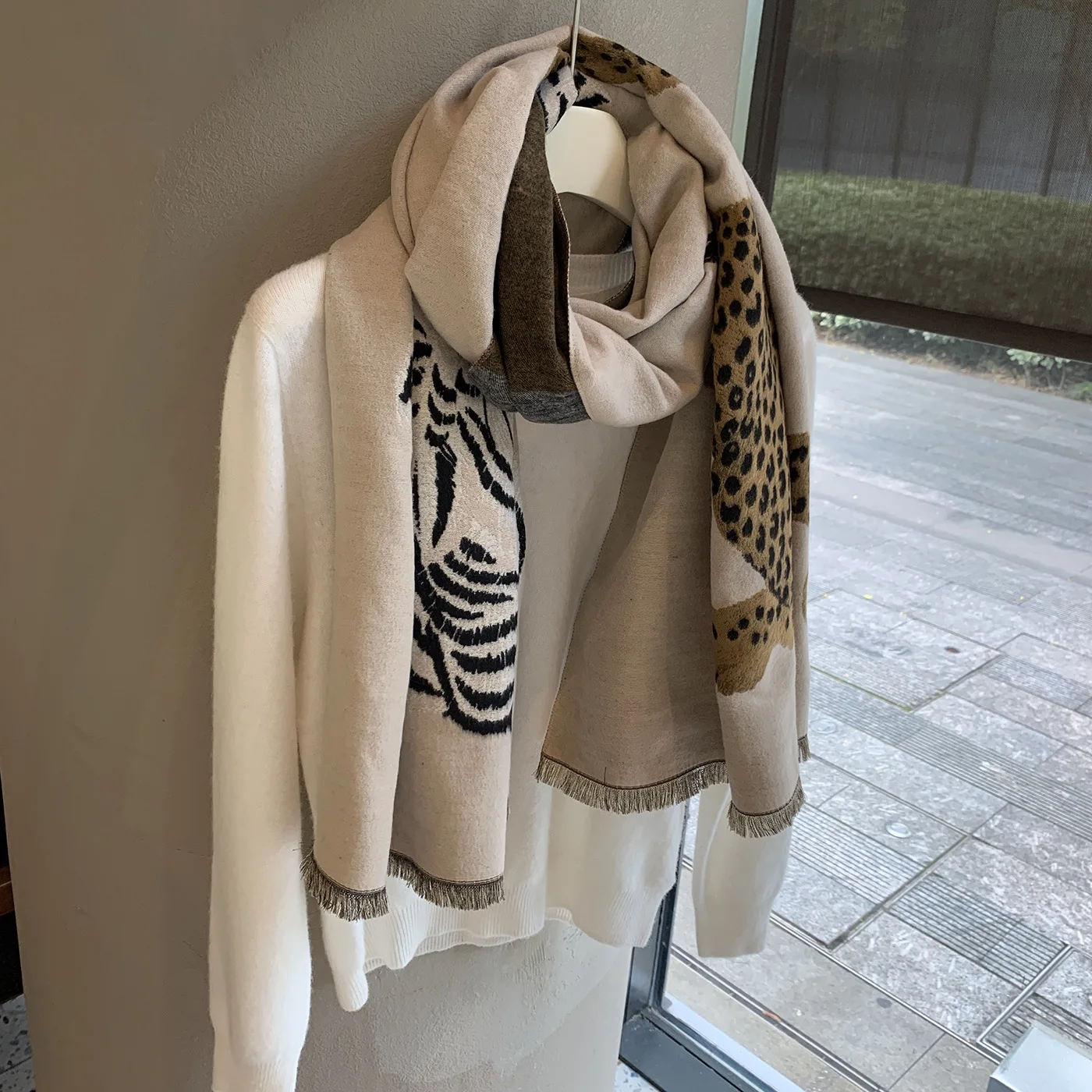 Retro Leopard Shawl Old Money Style Light Luxury Fashion Temperament Scarf High Sense Leopard Print Warm Hair Pulled Shawl
