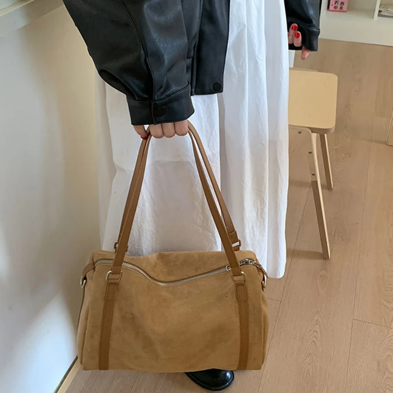 Damen-Handtaschen mit großer Kapazität, lässige Retro-Umhängetaschen aus Wildleder mit Reißverschluss, einfarbige Schultertaschen für den Alltag. – Detail 15