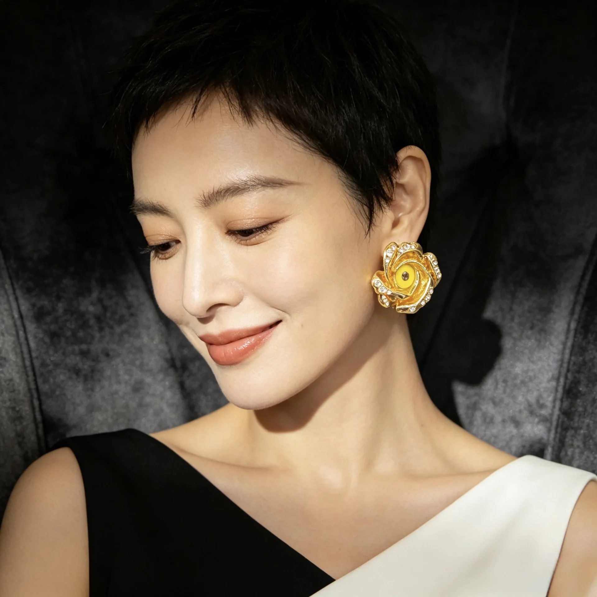 Personalized retro flash diamond three-dimensional rose flower devil's eye earrings fashionable light luxury high-end earrings w