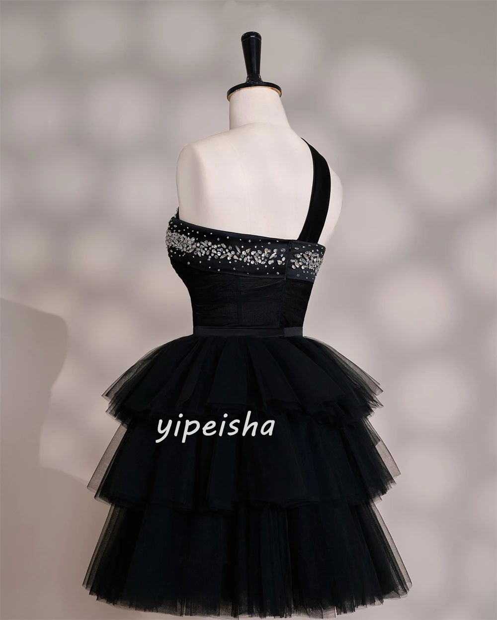 Sukienki szyte na miarę w nowoczesnym stylu, z błyszczącego tiulu, zdobione cyrkoniami, warstwowe, o kroju litery A, z jednym ramiączkiem, o długości do kolan, sukienki na specjalne okazje, klasyczne.