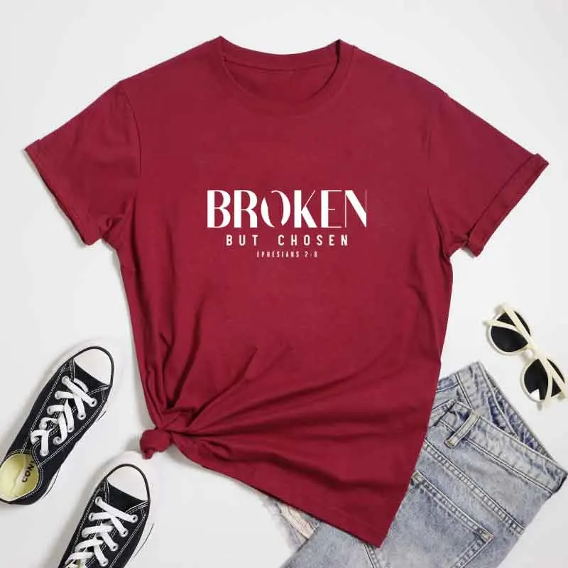 مكسور ولكن مختارة تي شيرت الكاثوليكية للجنسين الإيمان ملهمة تي شيرت عادية المرأة المسيحية الكتاب المقدس الآية القمم الدينية