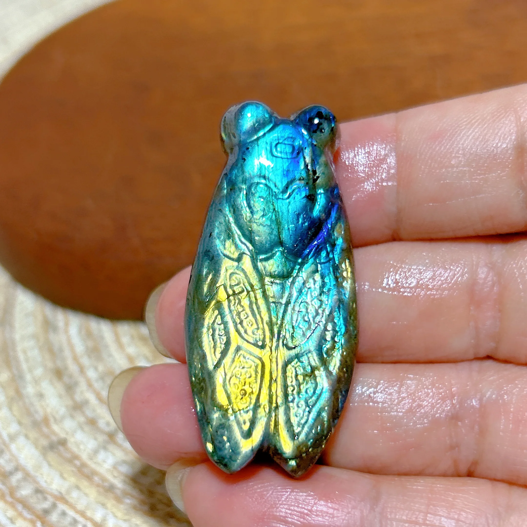 Healing Natural Crystal Blue Golden Flashy Labradorite Cicada Carving Energy High Quality Gemstones Reiki Home Decorations Gift