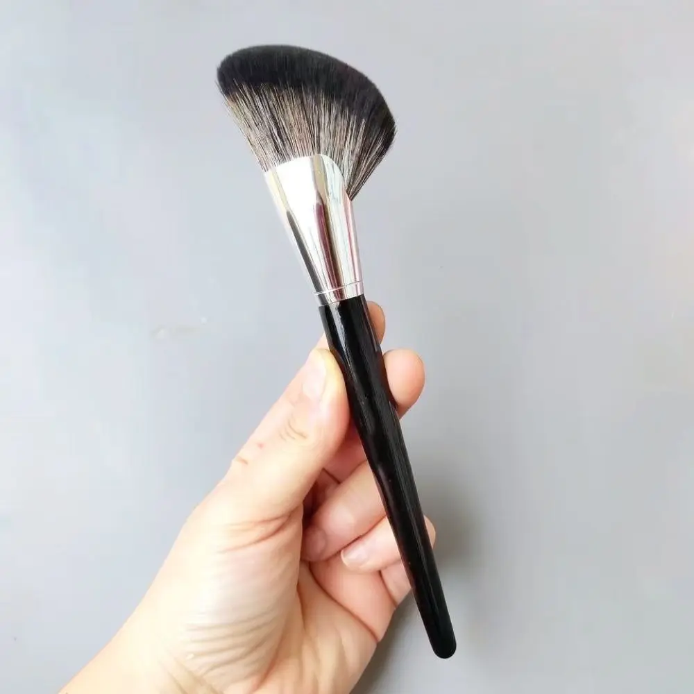 Soft Angled Contour Brush Synthetic Fiber Face Sculpting Tool Wooden Handle Professional Makeup Applicator For Defined Features