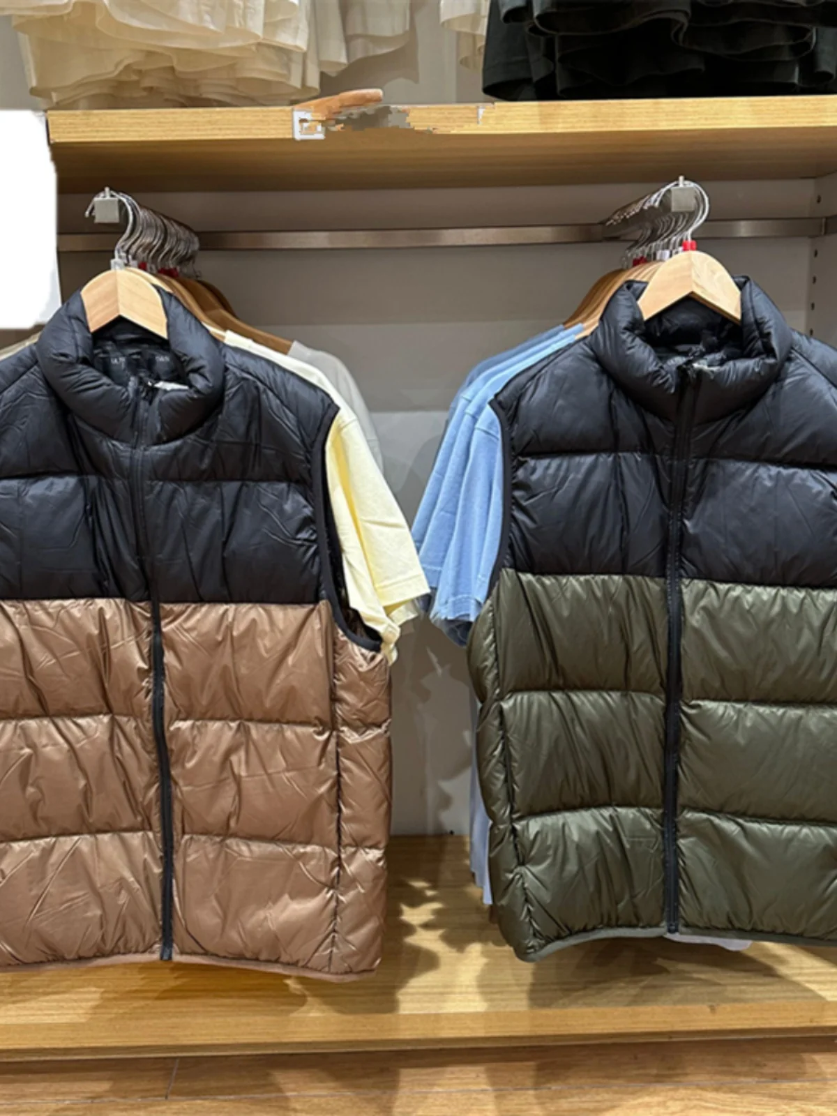 

Мужской пуховый жилет на осень-зиму: легкий, с цветными вставками, прочный, с наполнителем из перьев, городской стиль, модная верхняя одежда