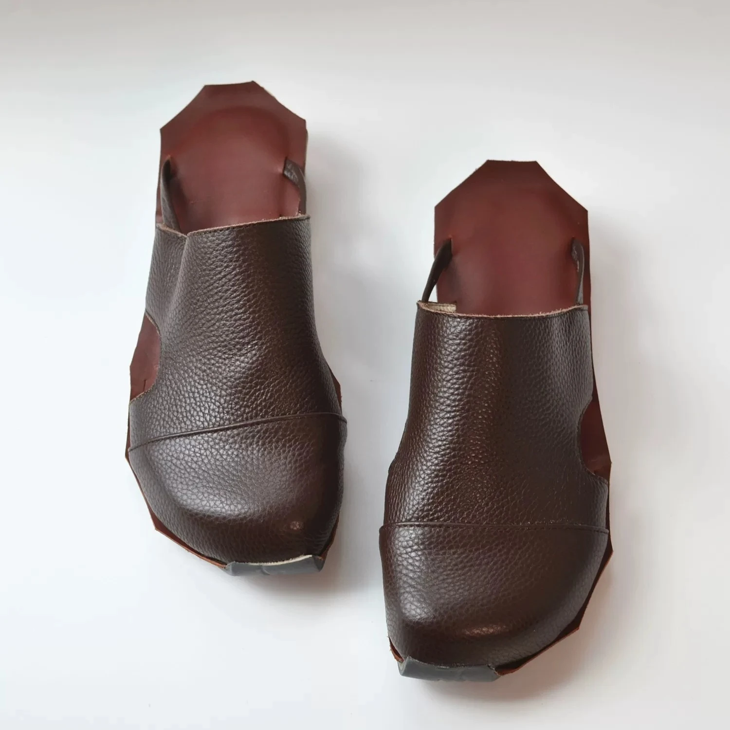 Leather Retro-style Upper Flip-flop for Women with Platform Heels and Moulle Sole  Suitable for Wearing Outside