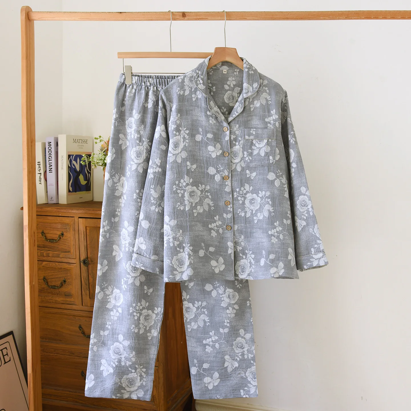

Gray Color Big Flower Printing Cotton Pajamas Set for Spring and Autumn Loose Turn-Down Collar Long Sleeve Pajamas for Women