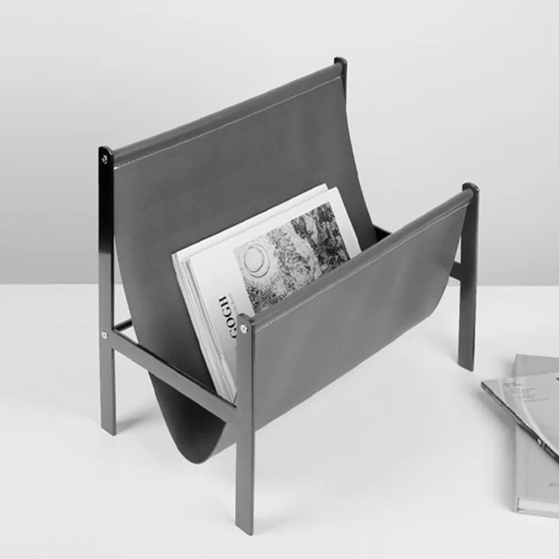 Portariviste con sedia in pelle semplice e moderna, espositore e ornamento, casa modello, ufficio vendite, scaffale portaoggetti, decorazione morbida.