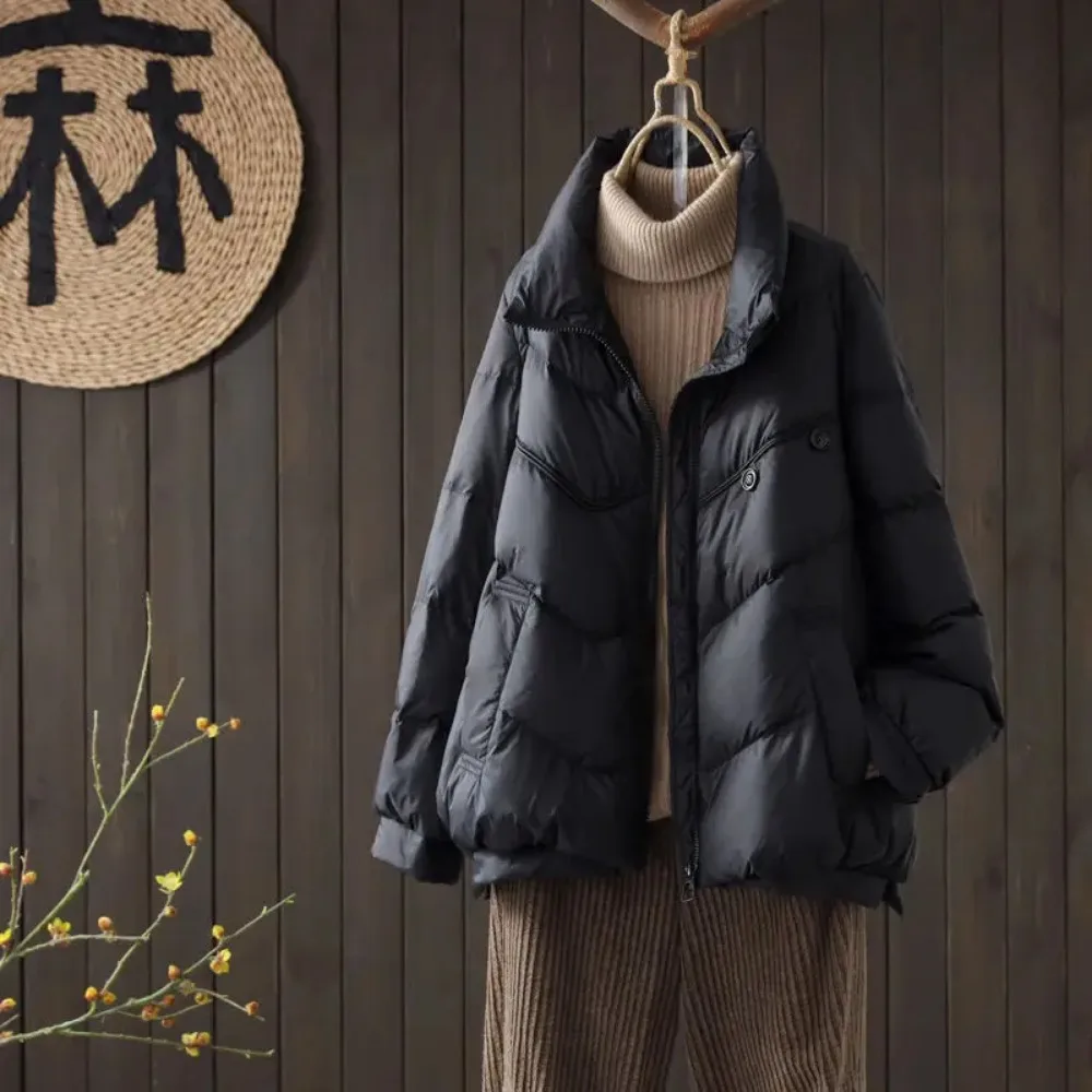 2025年新作 レディース ホワイトダックダウンジャケット 冬用コート スタンドカラー ショート丈 パファージャケット 暖かい 女性用パーカー ゆったり カジュアル フェザーコート