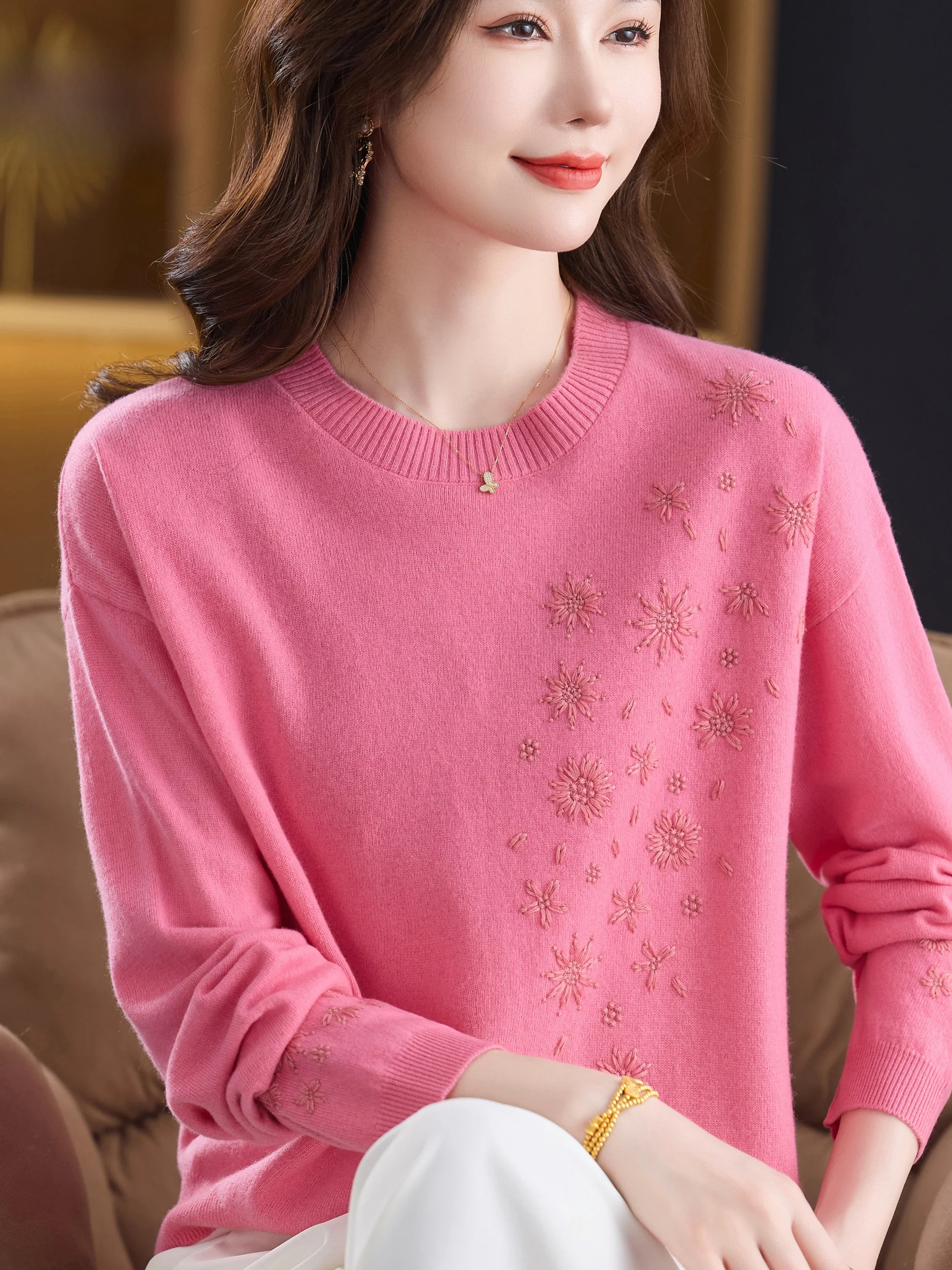 

Осенний модный круглый шерстяной вязаный топ с вышивкой, свободный удобный базовый слой для женщин среднего возраста и ли