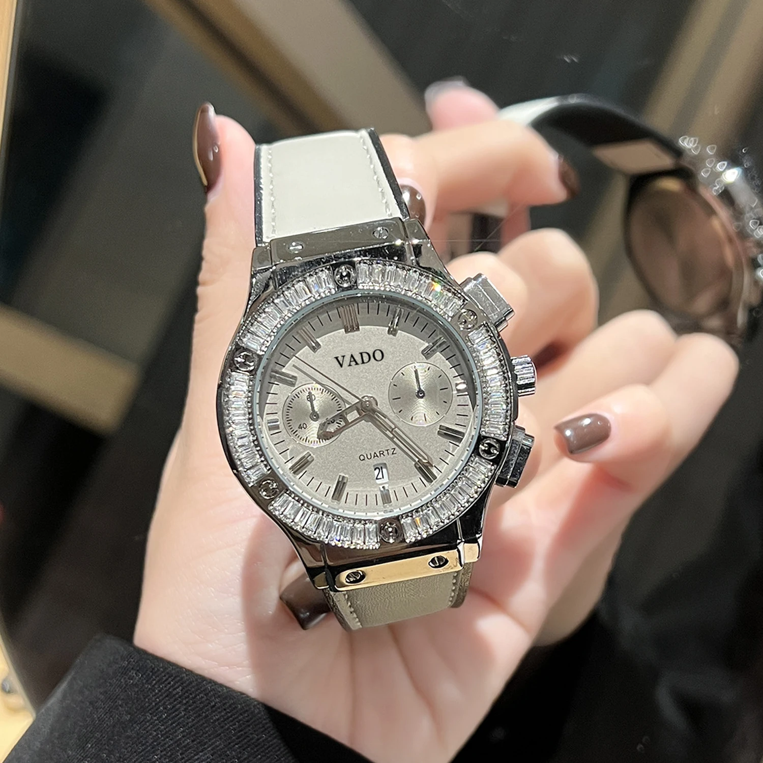 New Model of Ladies' Watch - Luxurious and Exclusive, Featuring Minimalist Style and Simple Elegance. This Trendy and Versatile