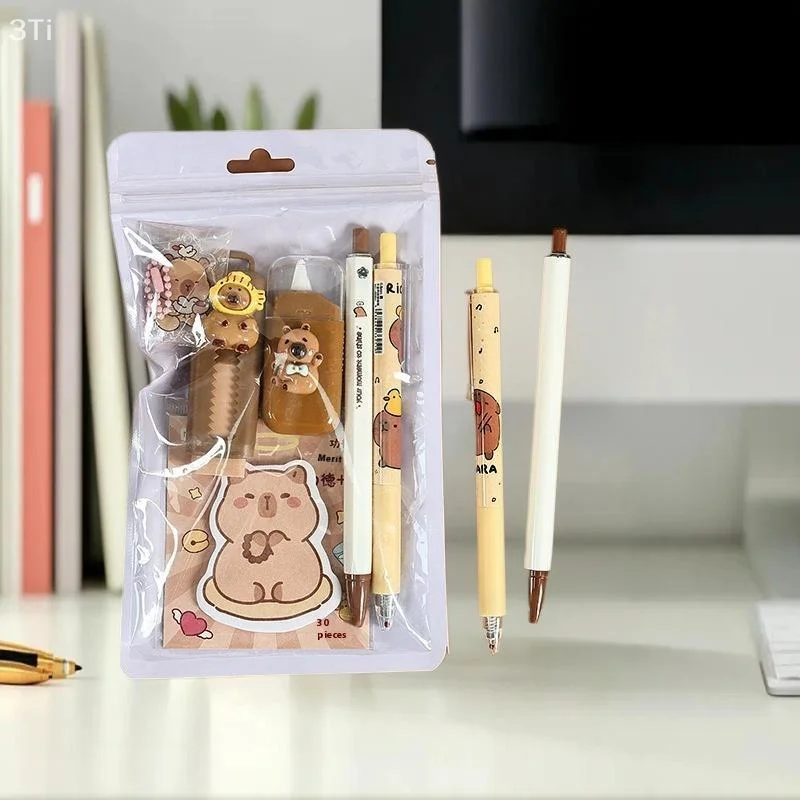 مجموعة أدوات تعليمية مع رسم توضيحي كرتوني كابيبارا؛ أساسيات المدرسة مزينة برسوم كارتونية كابيبارا الرائعة.