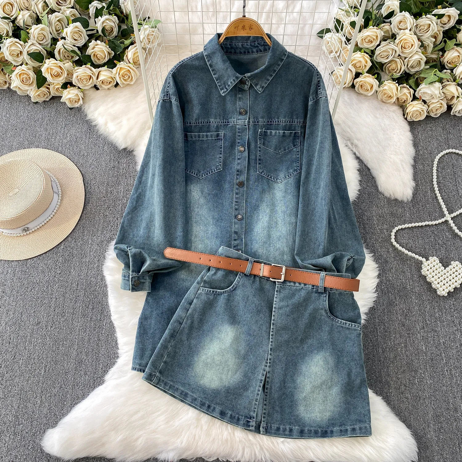 

Комплект SuperAen: джинсовый топ средней длины в корейском ретро-стиле с воротником-поло и шнуровкой, и короткая юбка для осени и зимы