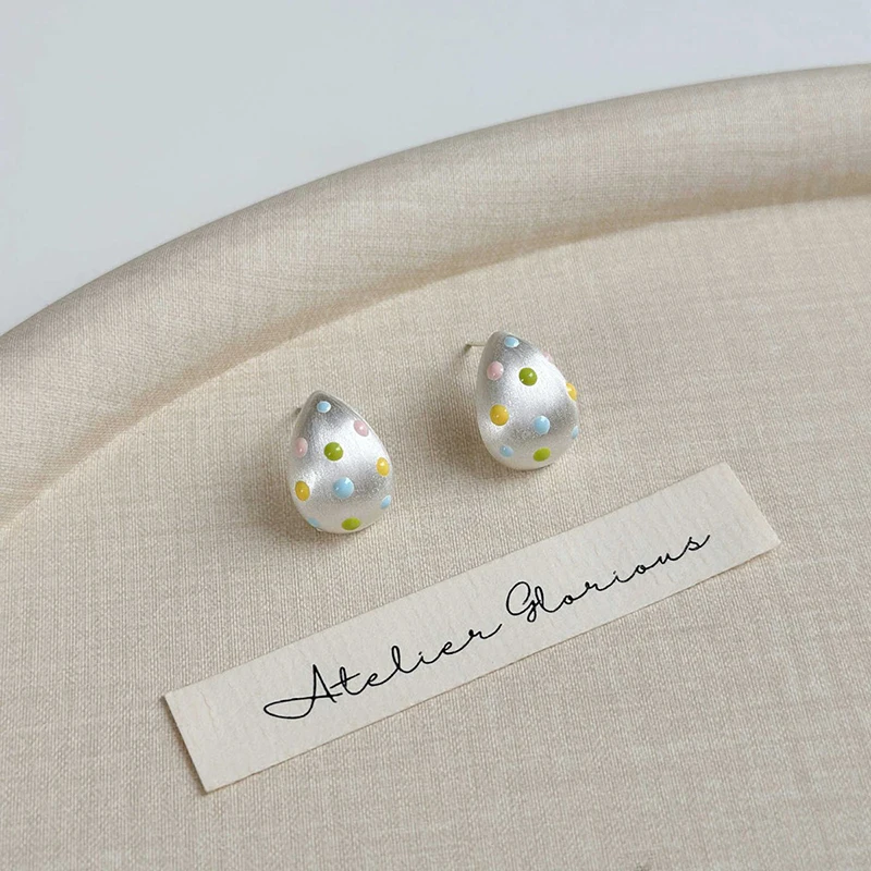Macaron-farbige, gepunktete, silberfarbene, gebürstete, tropfenförmige Ohrringe für Damen, trendiges Accessoire, vielseitiges Schmuckdesign, modisch – Detail 11