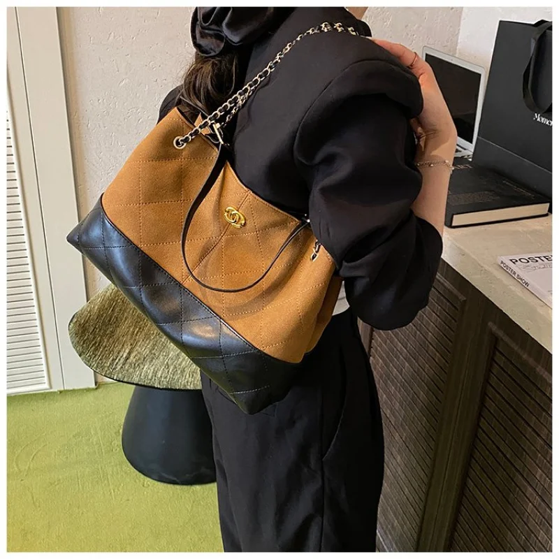 Elegancka skórzana torba na ramię dla kobiet z opcją crossbody Klasyczny design znanej projektantki Luksusowa torebka