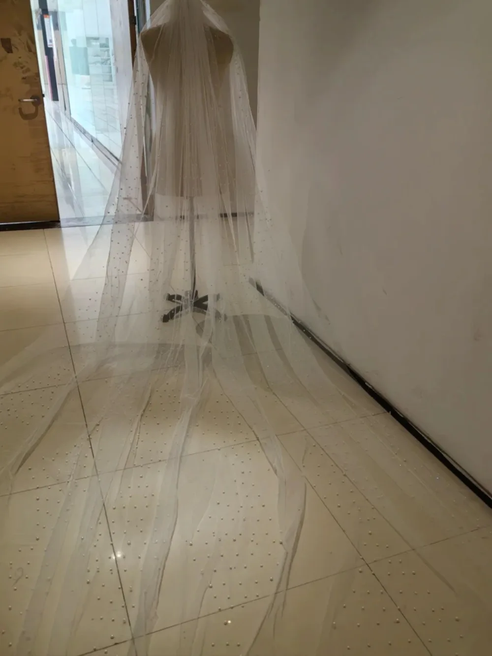 اللؤلؤ طرحة زفاف فاخرة طويلة كريستال مطرز حجاب الزفاف 1T حجاب حفلات الزفاف مع مشط 300*400 مخصص