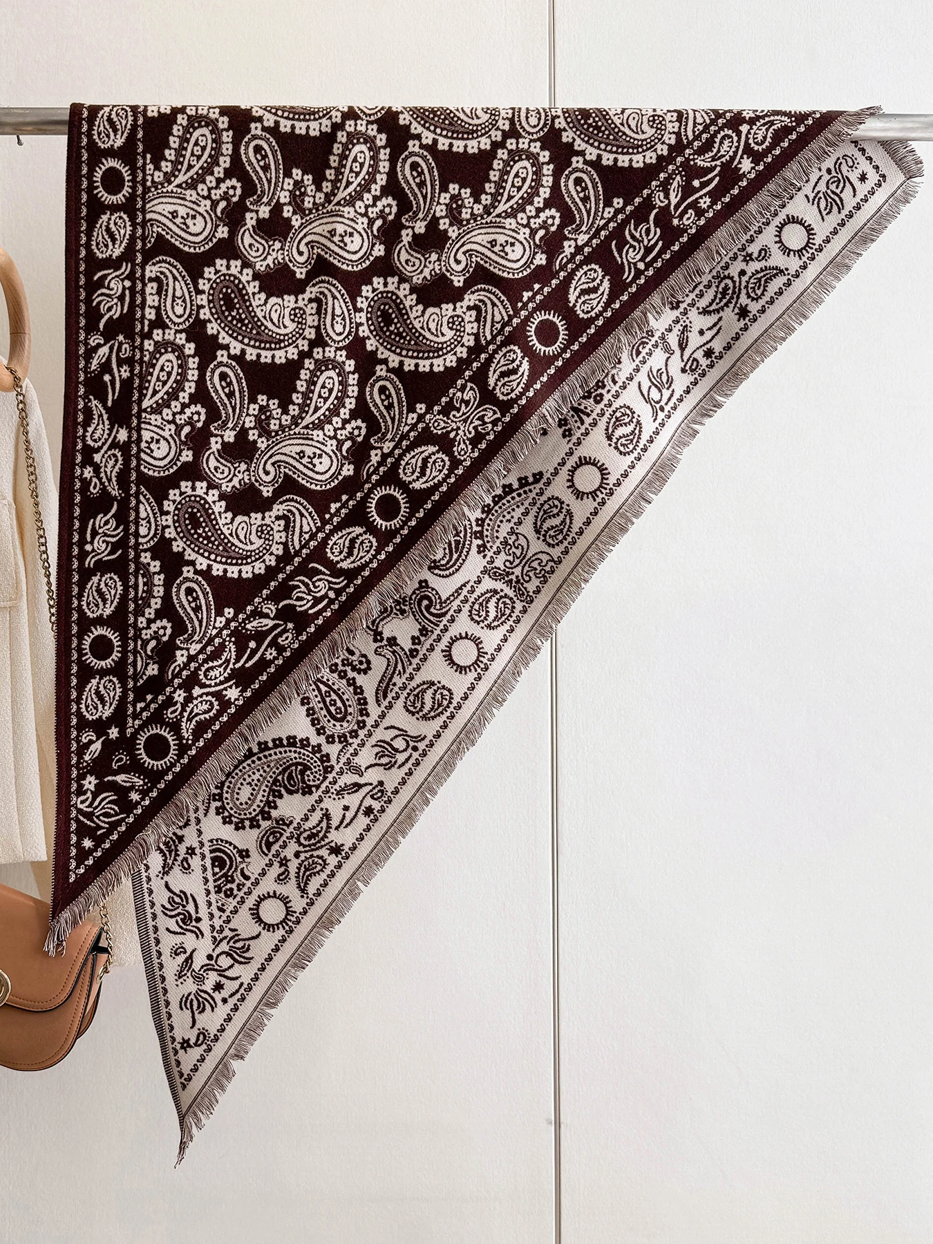 cachecol-feminino-com-padrao-paisley-retro-franjas-e-tecido-macio-que-imita-o-caxemira-ideal-para-o-outono-e-inverno-para-usar-como-echarpe