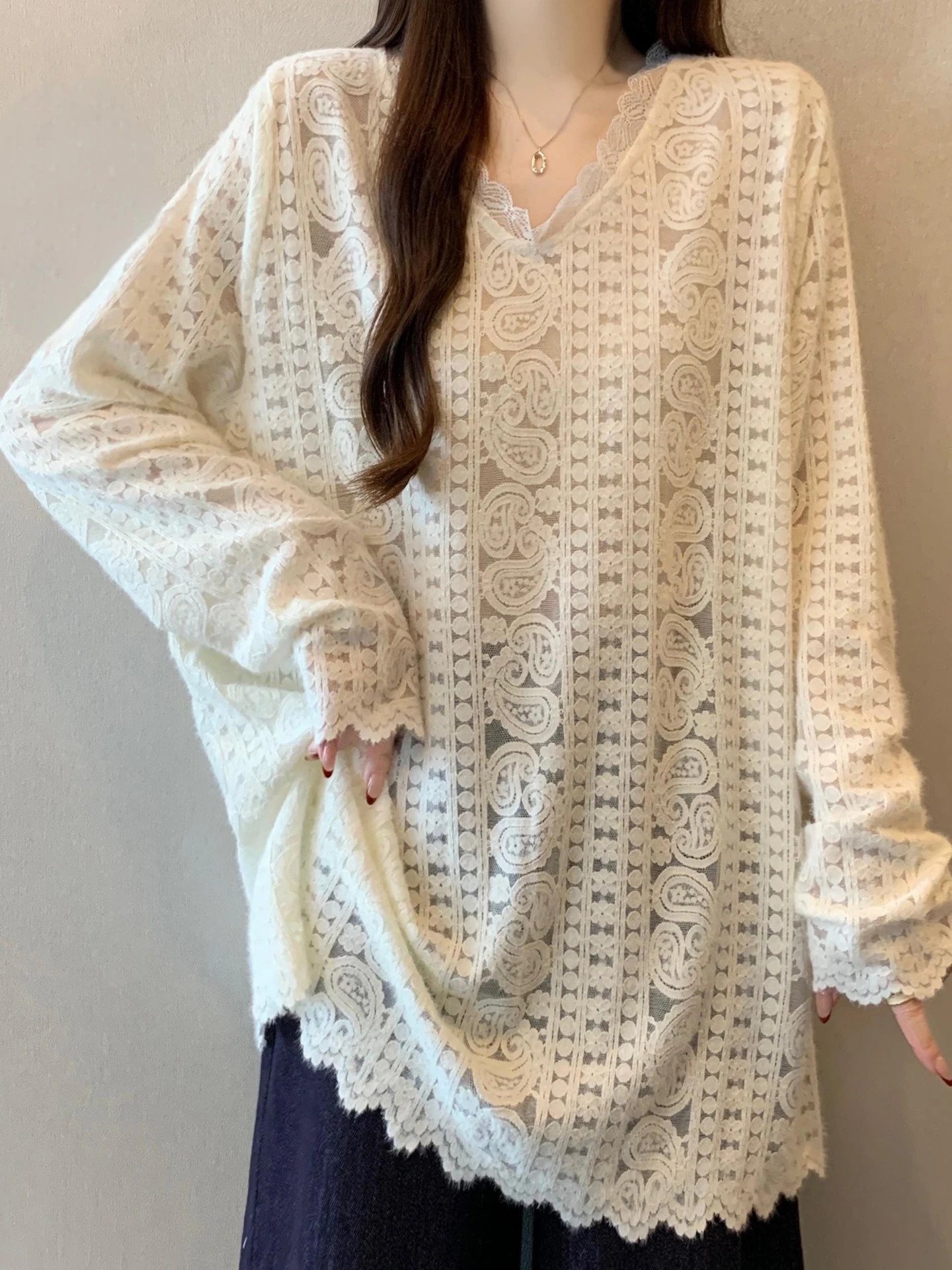 

Свободный женский топ средней длины с V-образным вырезом и кружевной отделкой, осенне-зимний, больших размеров, корейский стиль, скрывающий недостатки фигуры, для повседневной носки