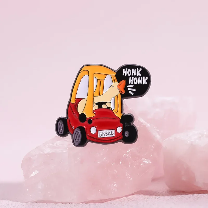 بروش كارتون إبداعي لحقيبة الظهر ، بطة لطيفة تقود سيارة ، أوزة هونك ، دبابيس مينا للحقيبة ، إكسسوارات هدايا