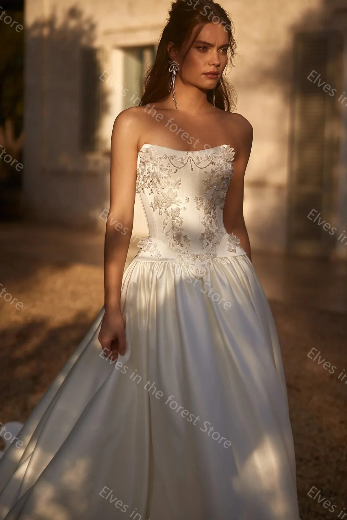 Abiti da sposa eleganti in raso Applicazioni in pizzo senza maniche Abiti da sposa linea A Abiti da sposa vintage lunghi fino al pavimento personalizzati