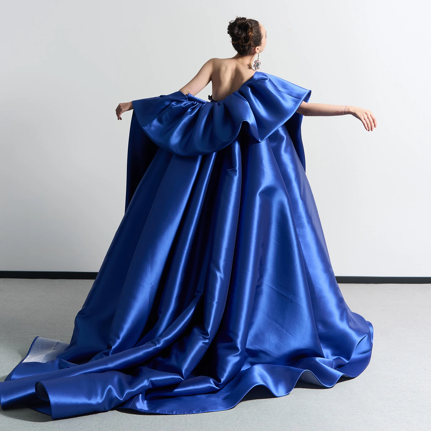 

Элегантная синяя атласная свадебная накидка с короткими рукавами, модная вечерняя накидка-пальто для женщин, шикарная накидка в стиле подиумной моды TSWD968