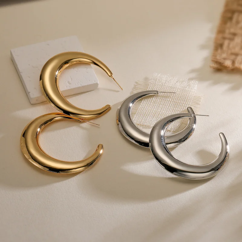 

Европейские и американские модные простые медные позолоченные винтажные серьги для женщин, металлический стиль, нишевые индивидуальные серьги с преувеличенными ушками