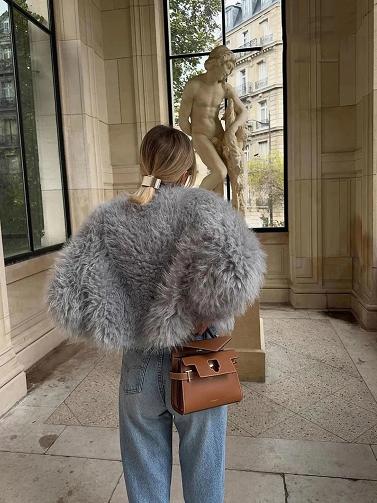 Casaco cinzento de peles artificiais para mulher Casaco de manga comprida peludo elegante outono e inverno Fotografia de rua Casaco de peles curto