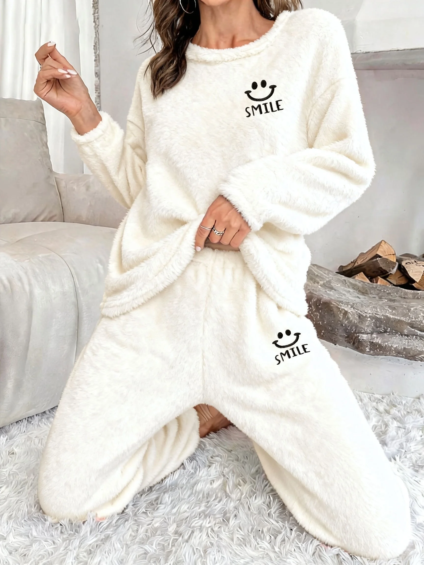 Women's velvet pajama set, featuring a long-sleeve top and matching pants, comfortable winter sleepwear